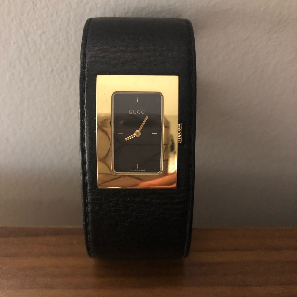 Gucci women’s bangle watch